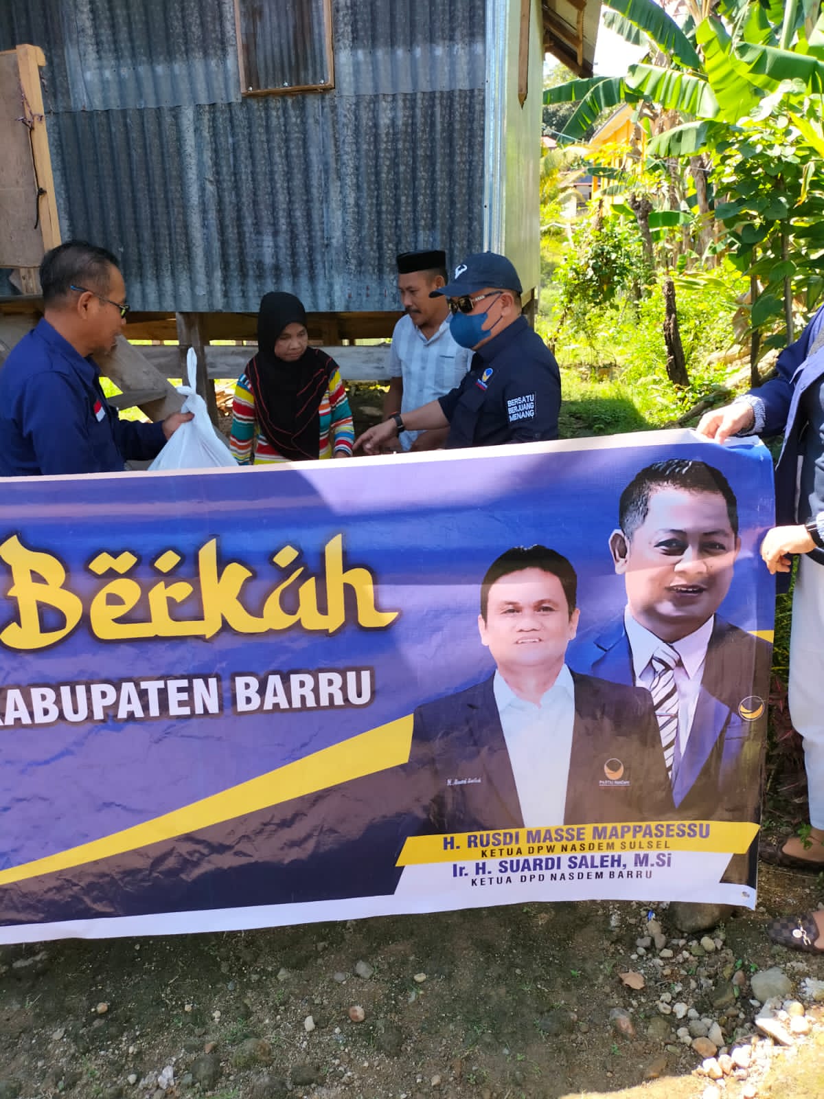 Jumat Berkah,Nasdem Barru Bagikan   Sembako ke Kaum Dhuafa.