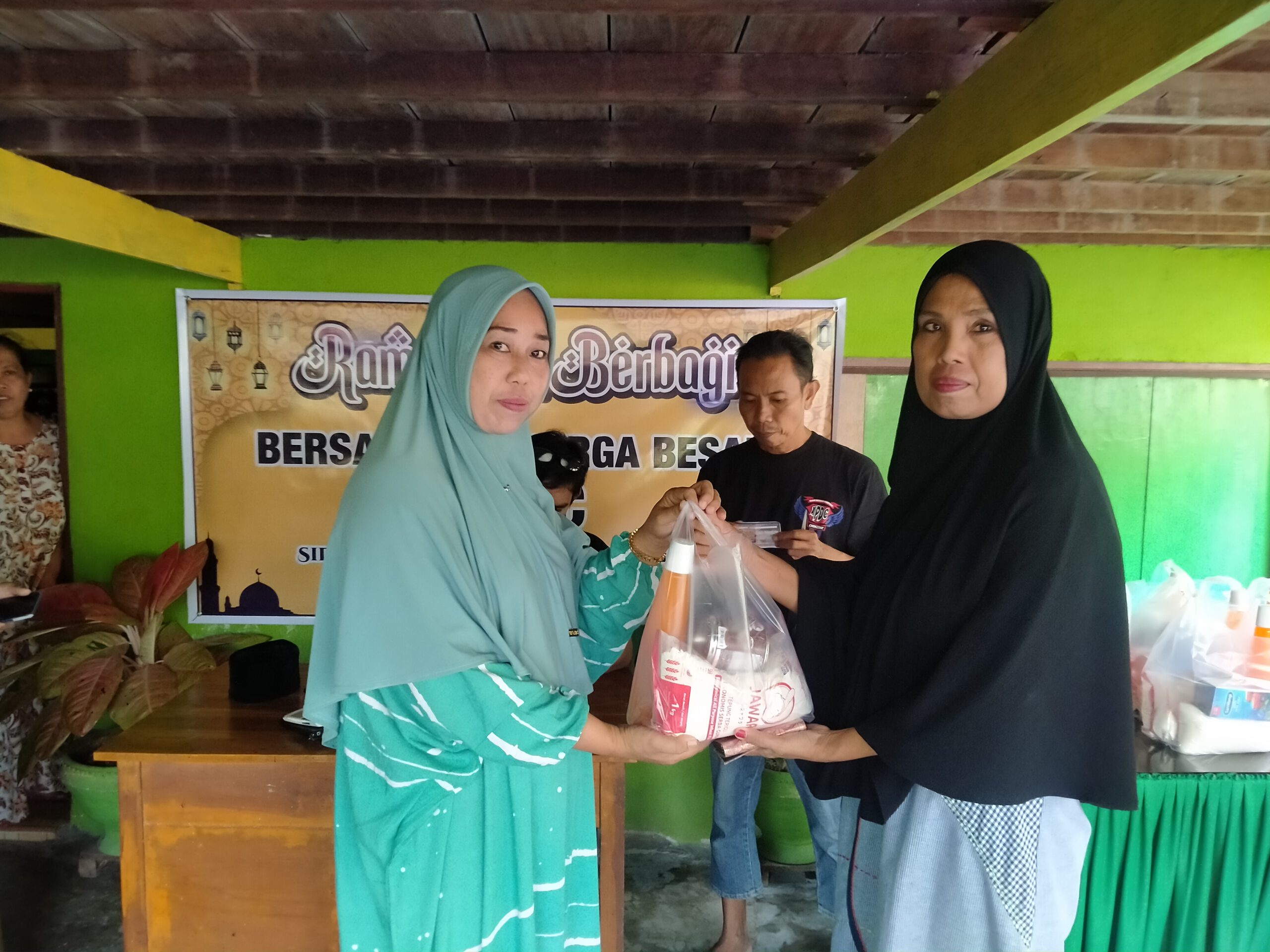 XPDC Bagikan Ratusan Paket  Ramadhan Kepada Warga Desa Siddo