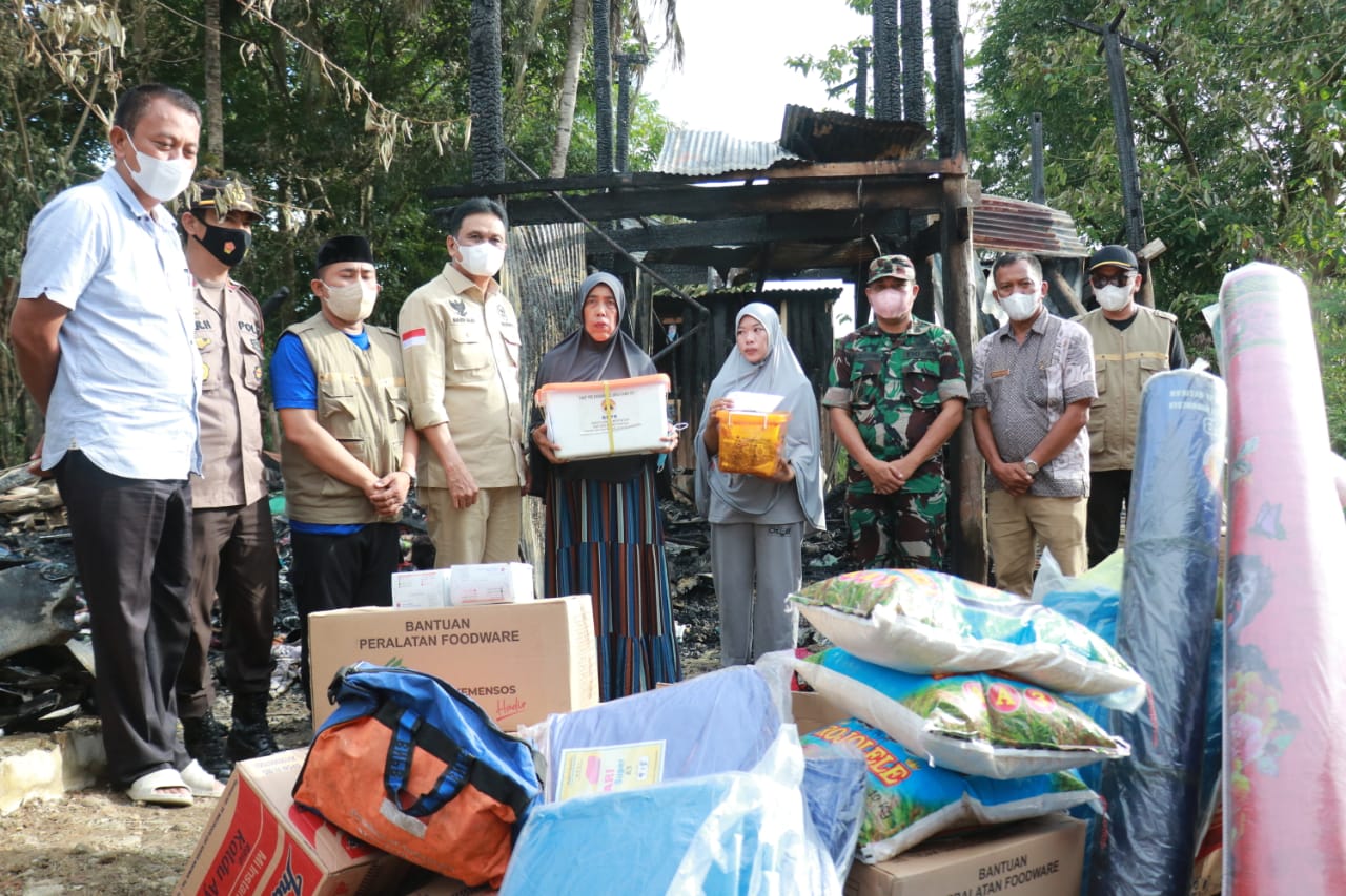 Sigap Dan Tanggap Bupati Turun ke Lokasi Dan Bantu Korban Kebakaran