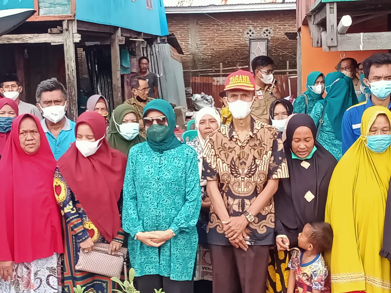 Didampingi Kadis Sosial Ketua TP PKK Barru Serahkan Bantuan Di Soppeng Riaja