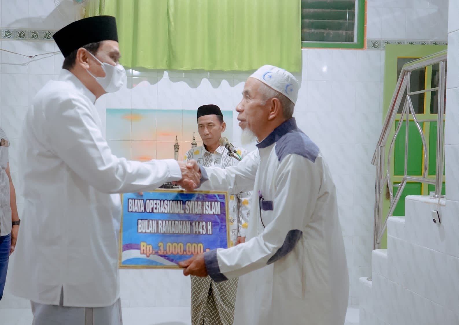 Malam Terakhir Ramadhan, Bupati Barru Kunjungi Dua Masjid Di Balusu,Serahkan Bantuan  dan  Dari Hasnah Syam