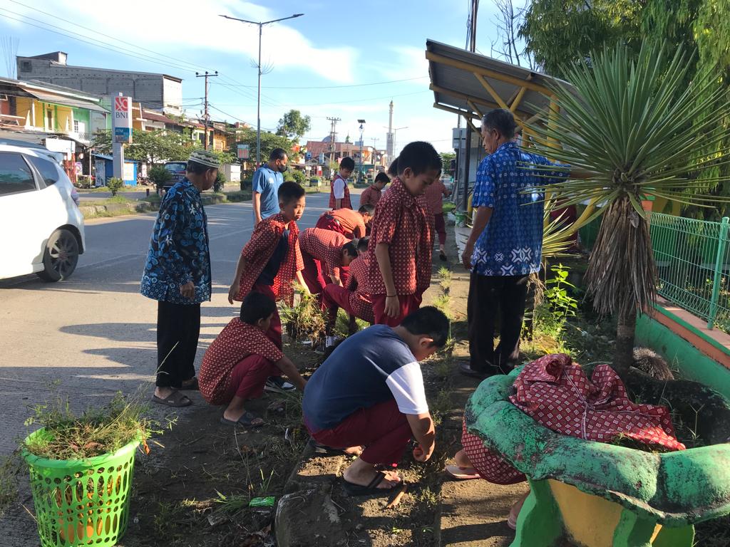 Pasca Liburan, UPTD 176 Barru Gelar Kerja Bakti