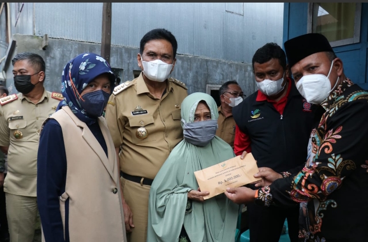 Bupati Dampingi PSKBA Serahkan Bantuan Banjir di Bojo