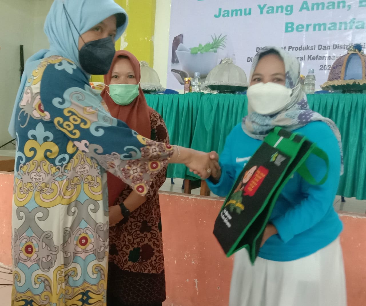 Ketua TP PKK Serahkan Thermogun Dan Kit Bude Jamu ke Kader Posyandu di Kec.Pujananting