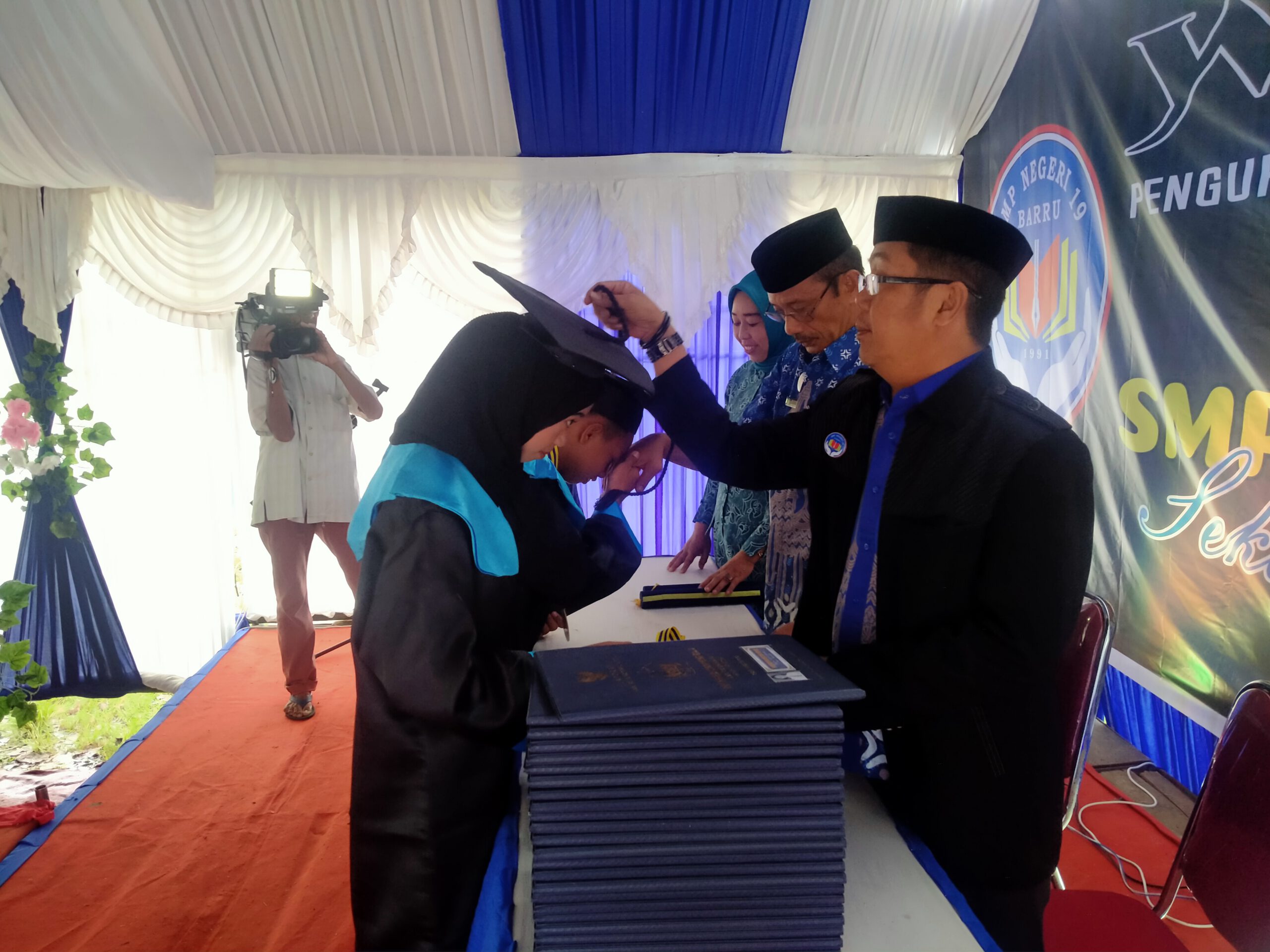 Sakral, UPTD SMPN 19 Barru Gelar Penamatan Siswa Ala Wisuda Sarjana ...