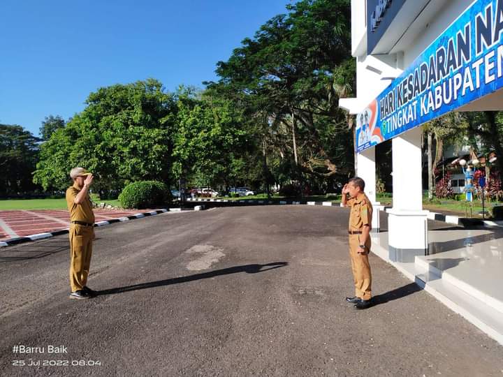 Dinsos Pelaksana Upacara Hari Senin  Pemkab Barru