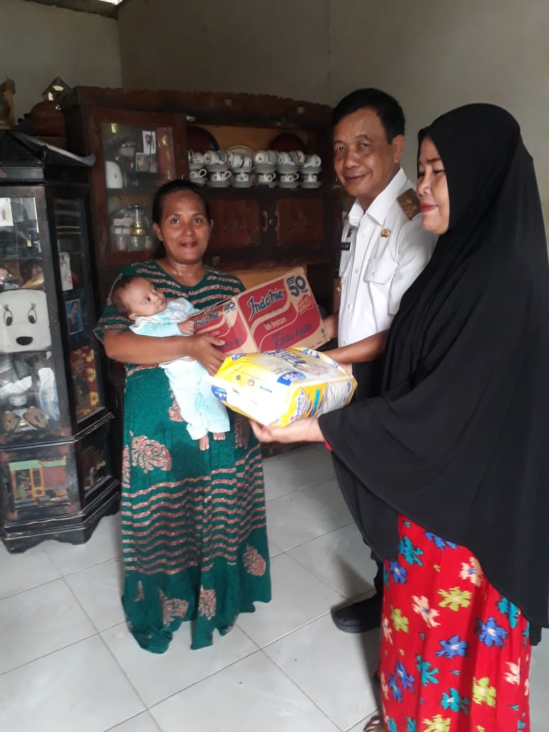 Wabup Barru dan Istri Kunjungi Bayi Lahir Tak Normal dan Serahkan Bantuan