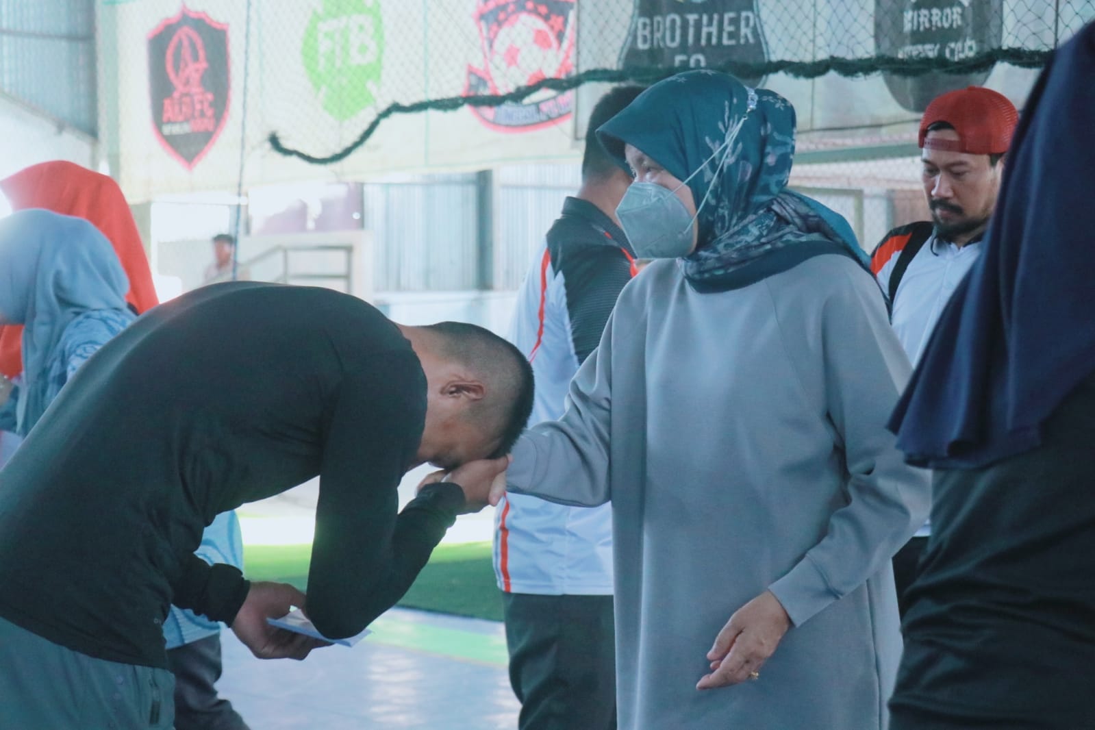 Dari Medan Terima  Penghargaan MKK, Tiba Barru Hasnah Syam Serahkan Bonus Atlit