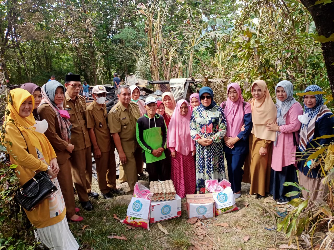 Hasnah Syam Kunjungi dan Salurkan Bantuan Warga Korban Kebakaran di Desa Siddo