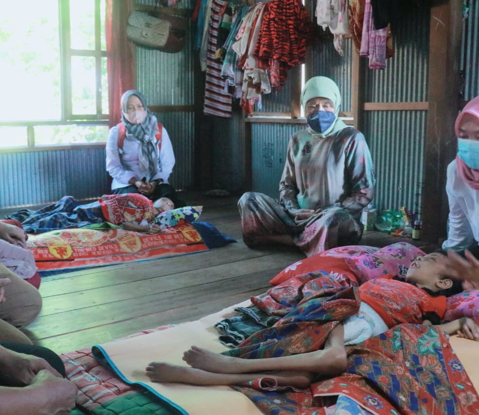 Peduli, Hasnah Syam Kunjugi Dua Bocah Penderita Gizi Buruk  Di Pucue Tanete Rilau