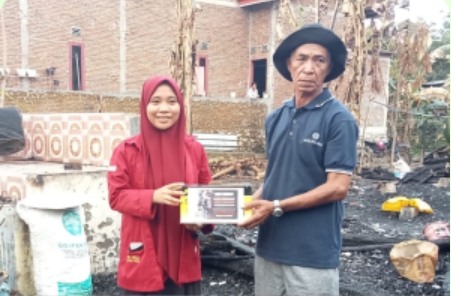 IMM STKIP Muhammadiyah Barru Salurkan Hasil Donasi Ke Korban Kebakaran Di Sepee