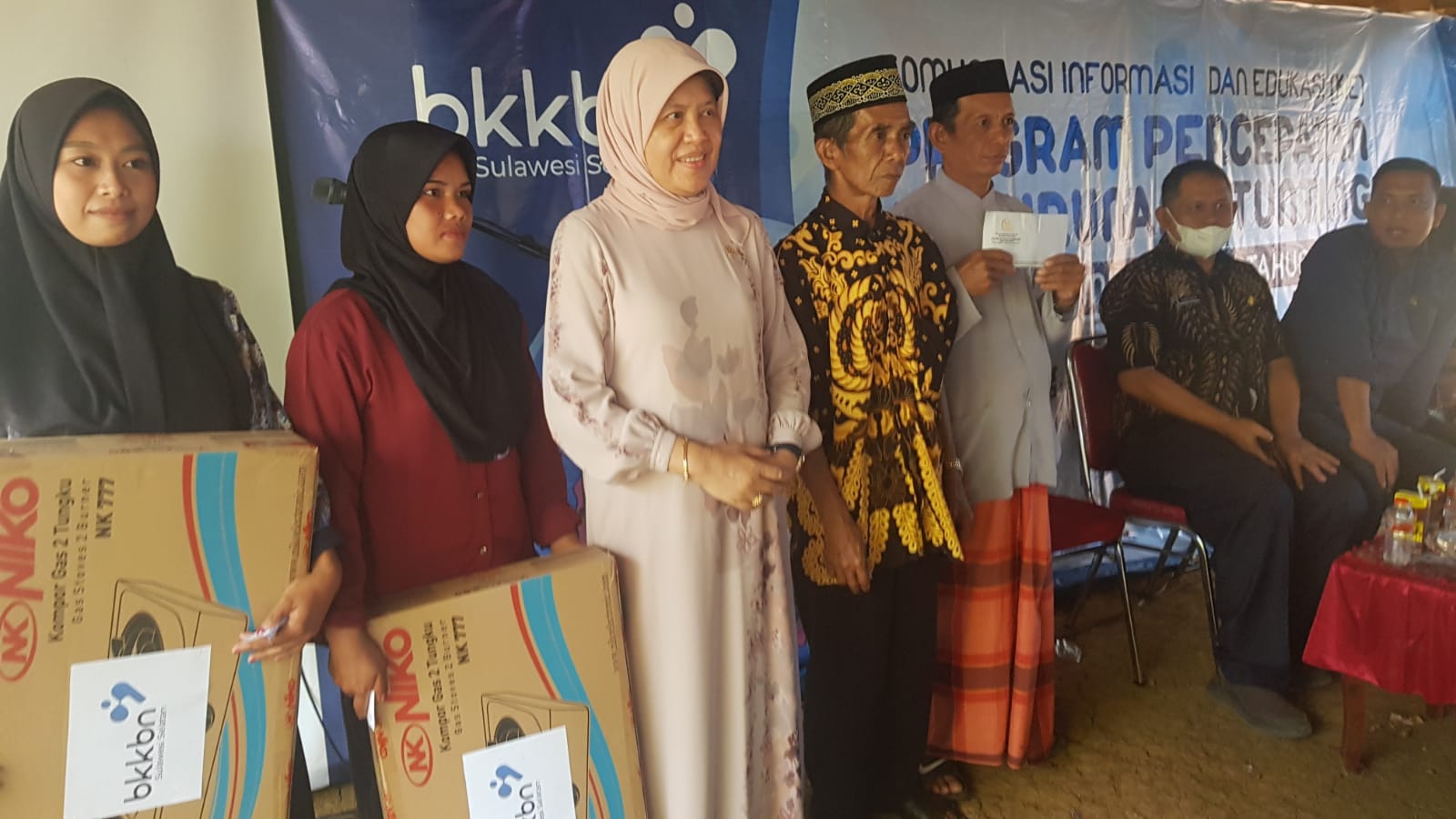 Anggota Fraksi Nasdem Bersama BKKBN Sosialisasi Program Penurunan Stunting di Desa Kamiri