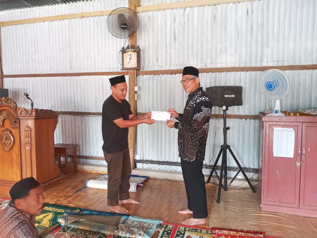 Wakili Ketua KKDB,Sekjen Serahkan Bantuan Renovasi Masjid Almutaqaddim Desa Pancana