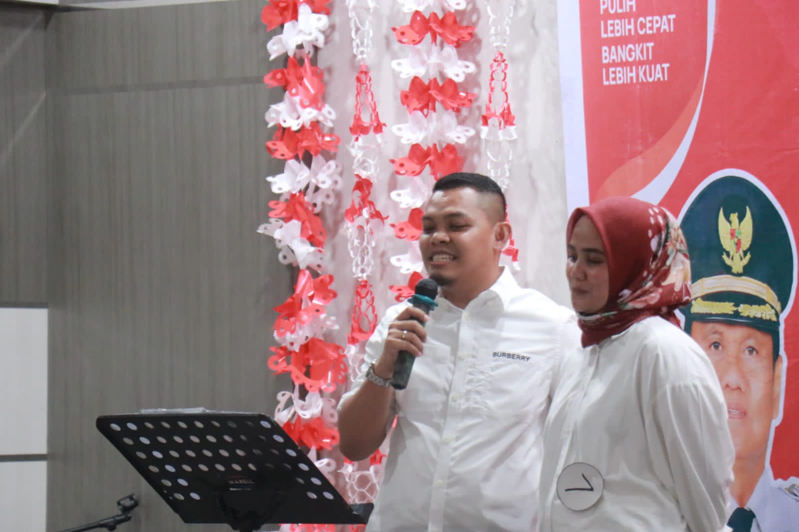 Kabag Umum Setda Barru Juara  Lomba Nyanyi  Antar OPD  Meriahkan  HUT RI ke- 77