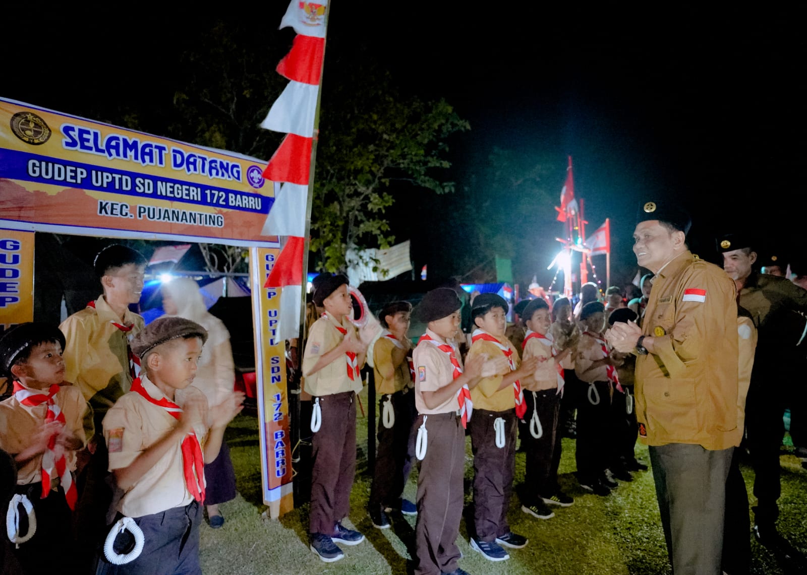 Kunjungi Lokasi Perkemahan di Kec.Pujananting Suardi Saleh Semangati Peserta Perkemahan