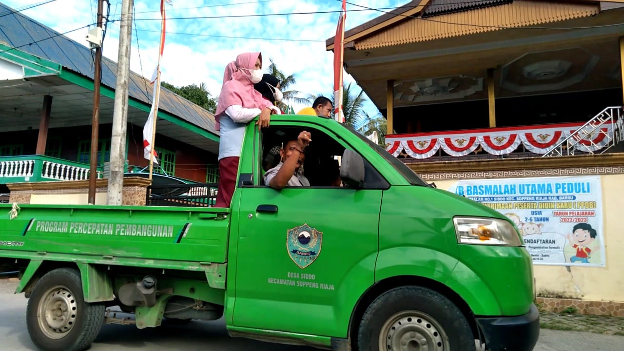 Inovatif Panitia Di Desa Siddo Keliling Umumkan Pendaftaran Cakades