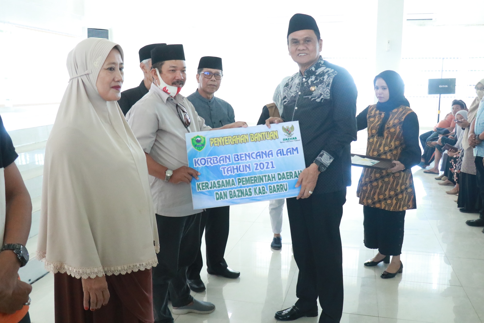 Pemda Barru dan Baznas Salurkan Bantuan Dampak Bencana