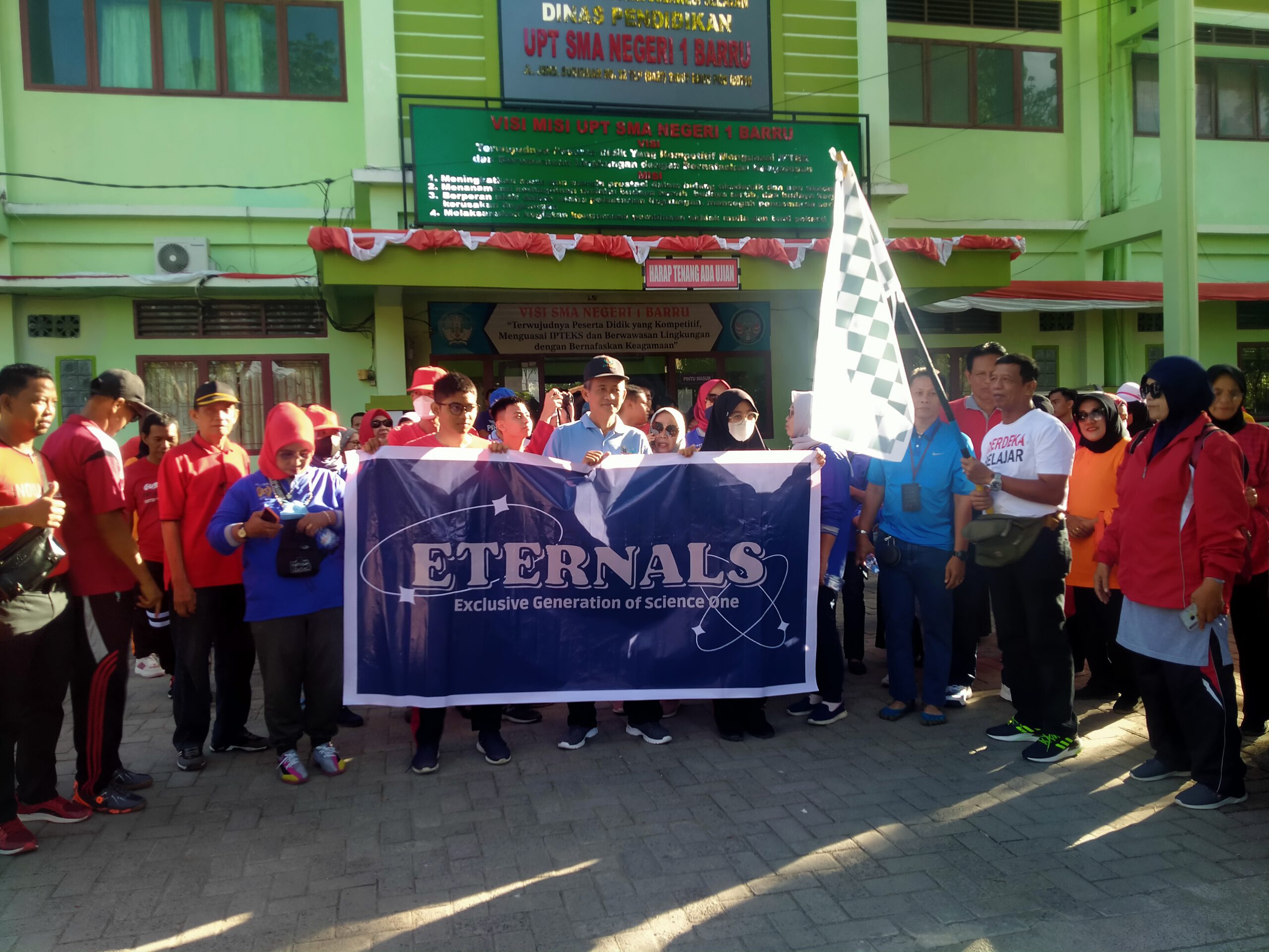 Ketua IKA Lepas Ribuan Peserta  Jalan Santai HUT SMABAR ke -58,