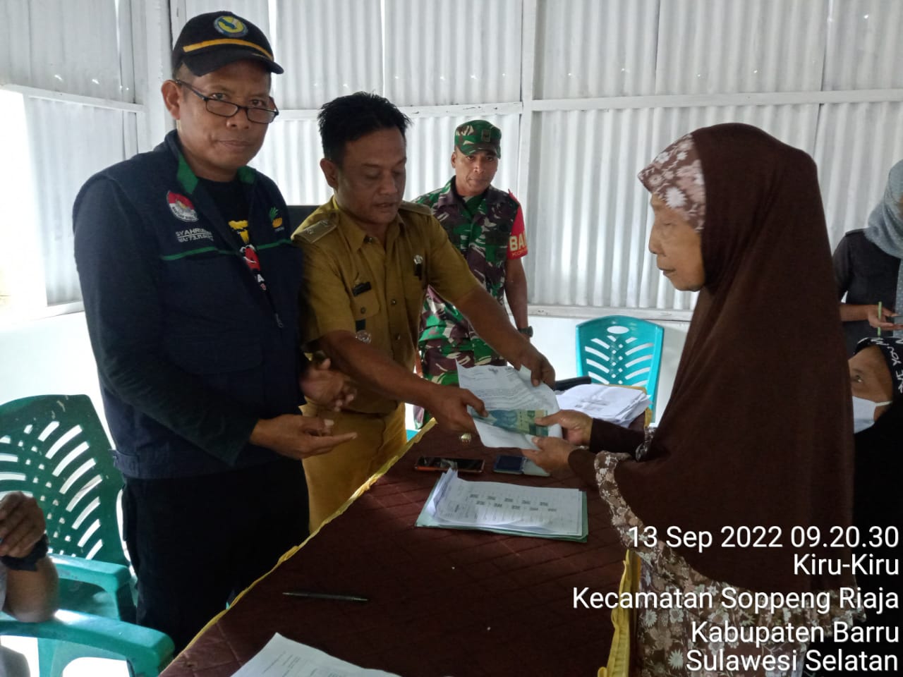 Lurah Kiru-Kiru Dampingi 95 Warganya Terima BLT BBM