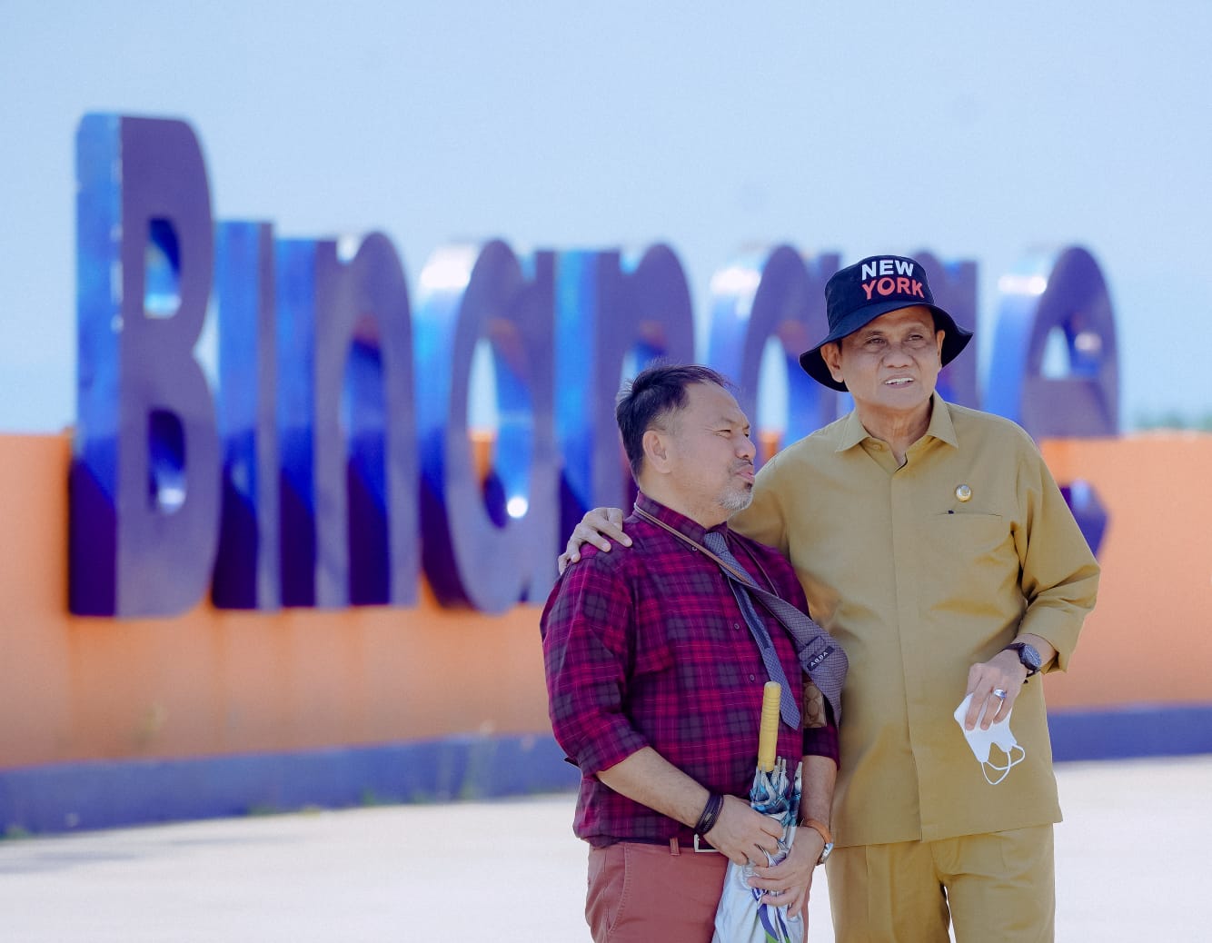 Pemkab Barru- Bank Sulselbar Percantik Anjungan Pantai Sumpang Binangae