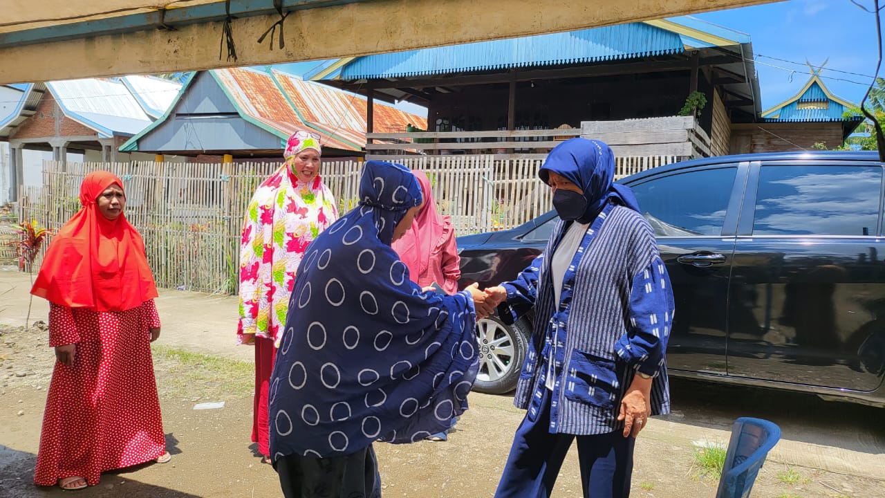 Turut Prihatin, Hasnah Syam Kunjungi Warga Korban Kebakaran Di Desa Nepo