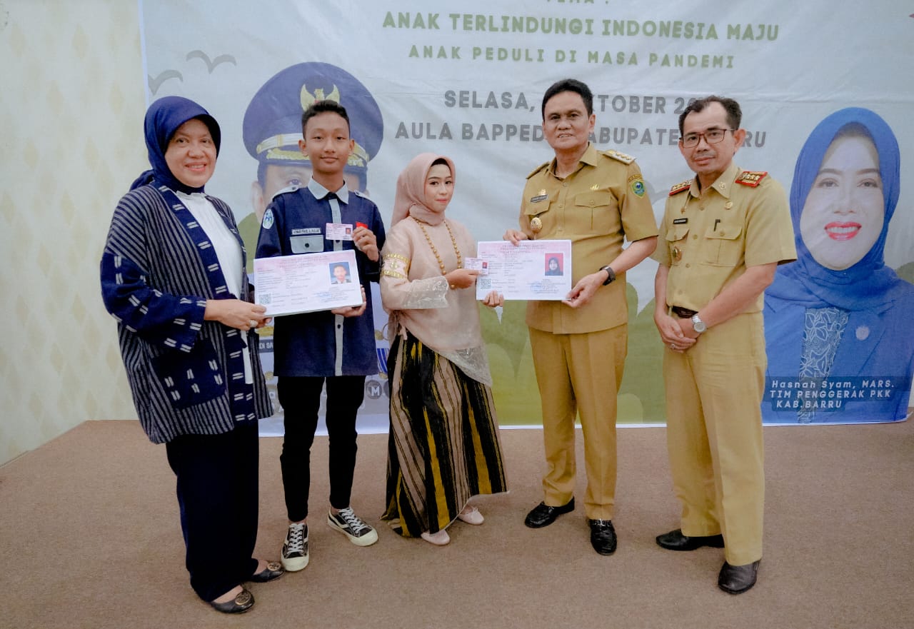 HAN 2022, Bupati Barru Serahkan Kartu Indentitas Anak
