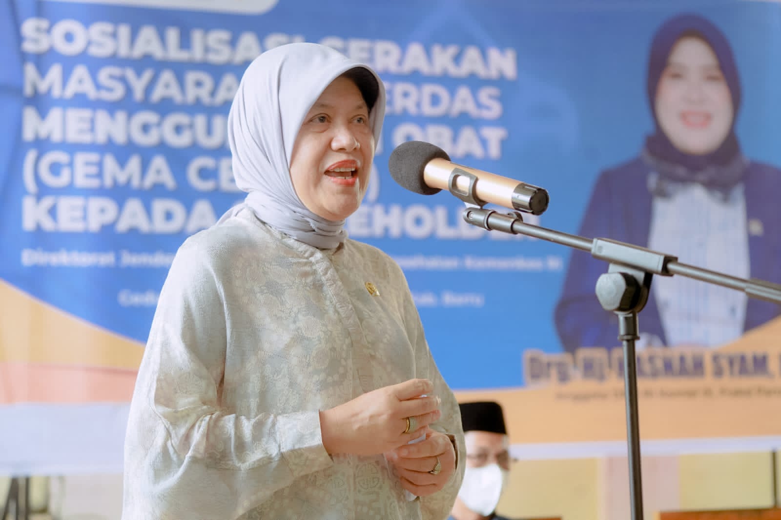 Anggota DPR RI Fraksi Nasdem Dan Kemenkes RI Sosialisasi Gerakan Cerdas Memakai Obat di Lompo Riaja