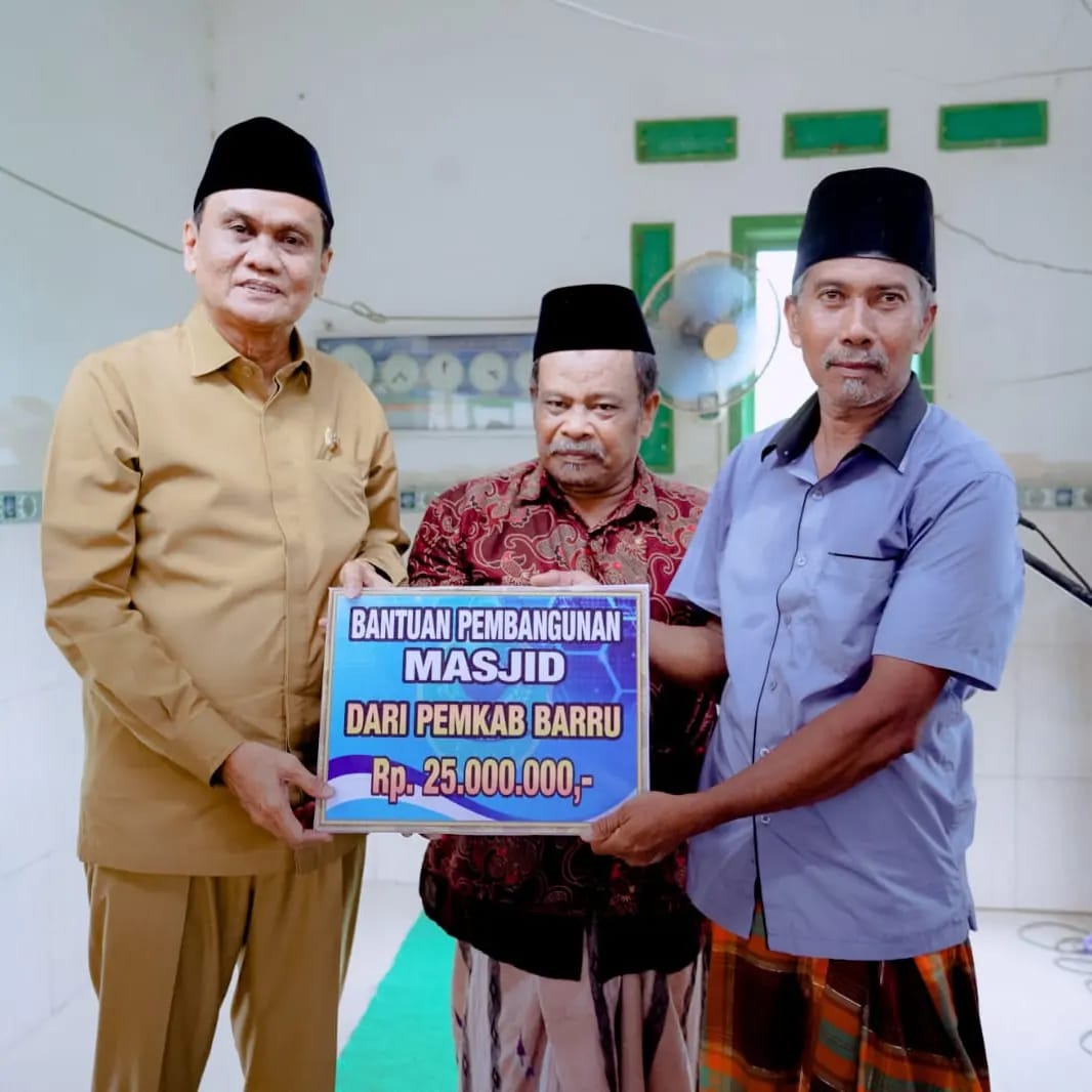 Bupati Barru Safari Jumat dan Serahkan Bantuan Rehab Masjid Syuhada