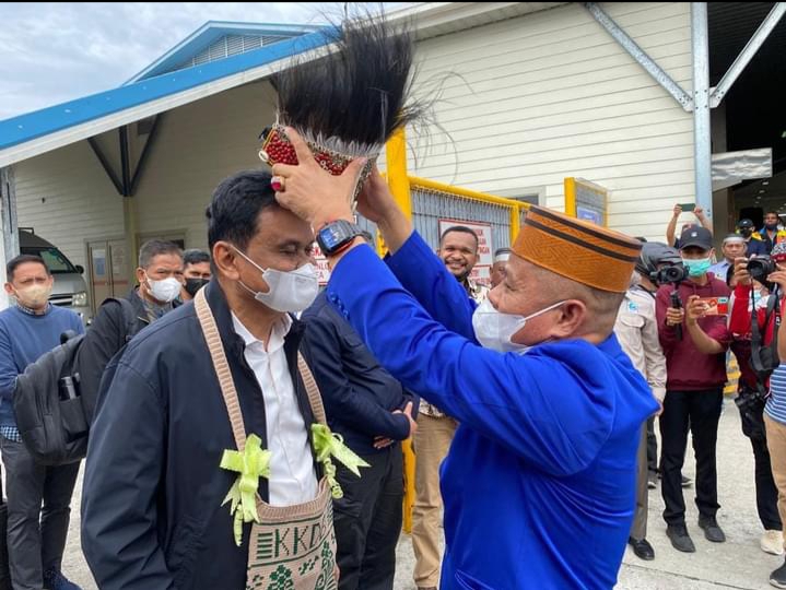 Tiba di Timika Bupati Barru Disambut Tarian Waututu dan Pemasangan Noken Oleh Ketua DPW KKDB Papua