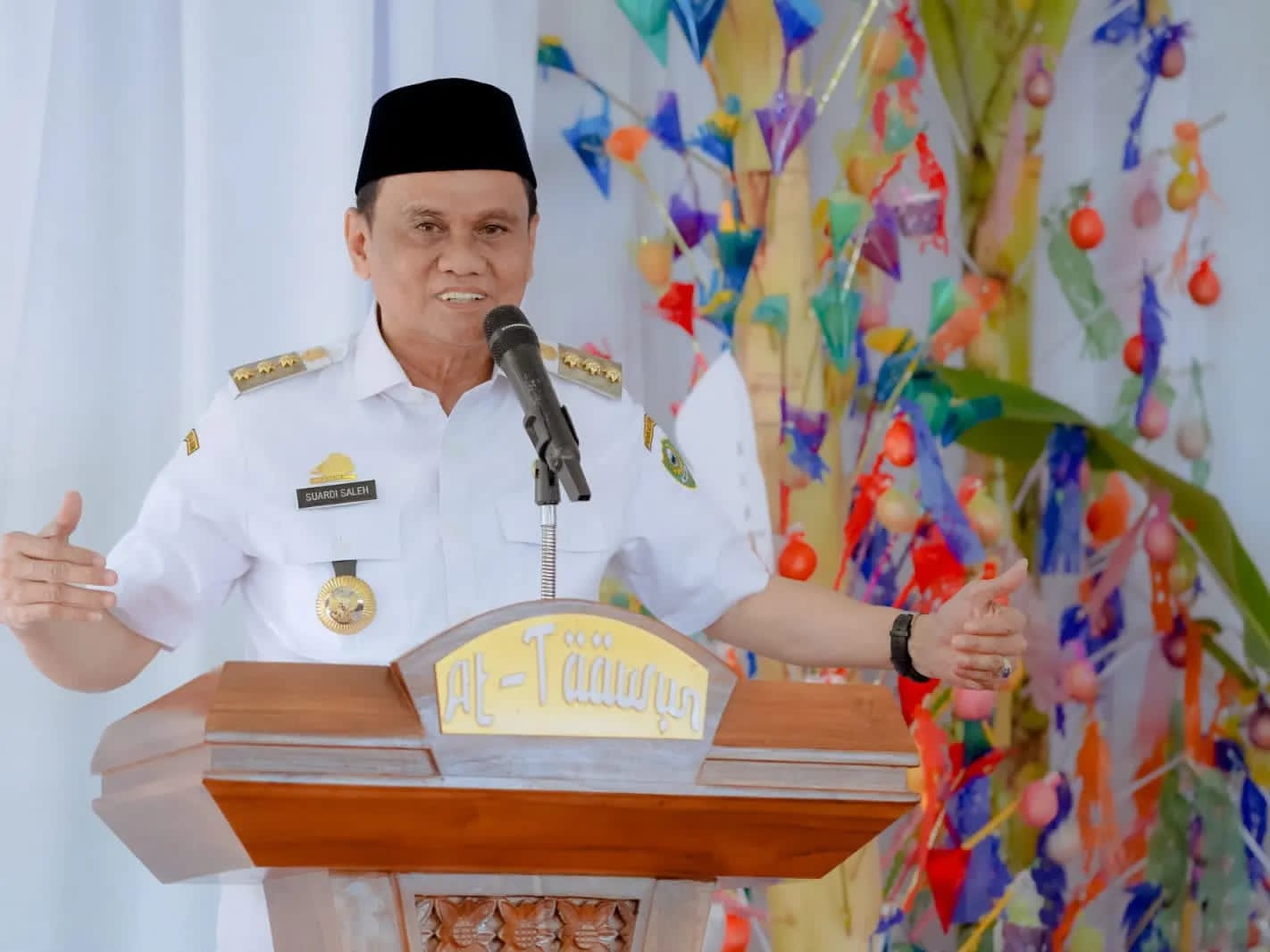 Bupati Hadiri Maulid Akbar di Kecamatan Balusu, Serahkan Bantuan Zakat Dan Santunan BPJS Imam Masjid