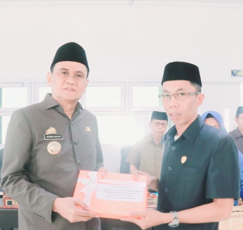 Bupati Barru Serahkan Ranperda APBD 2023 Untuk Di Bahas Di DPRD