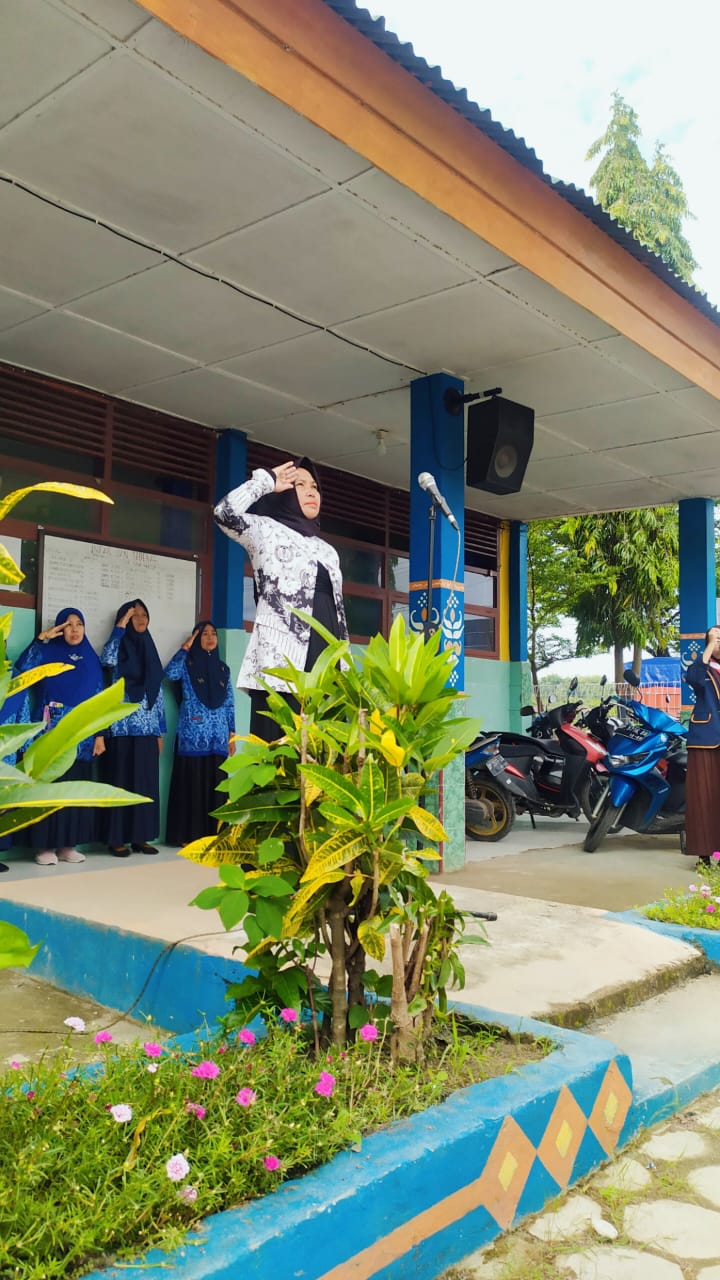 UPTD SMP 22 Barru Gelar Upacara Hari Guru Nasional