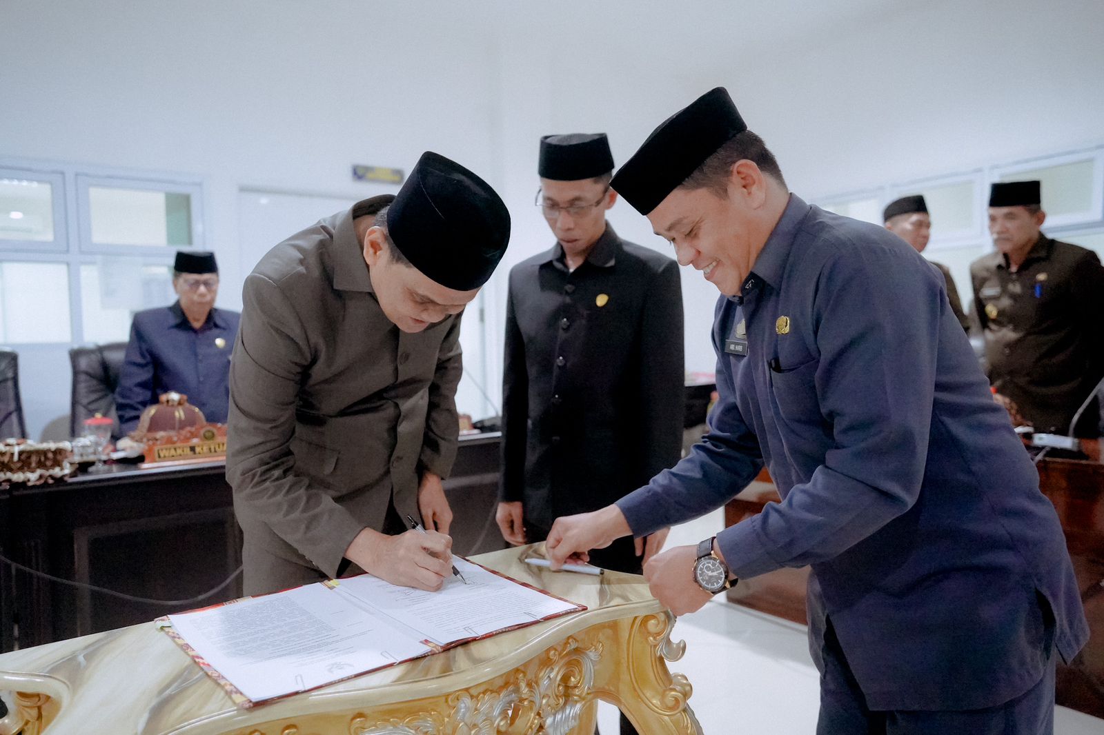 Bupati-Ketua DPRD Barru Tanda Tangan Pengesahan APBD Tahun 2023