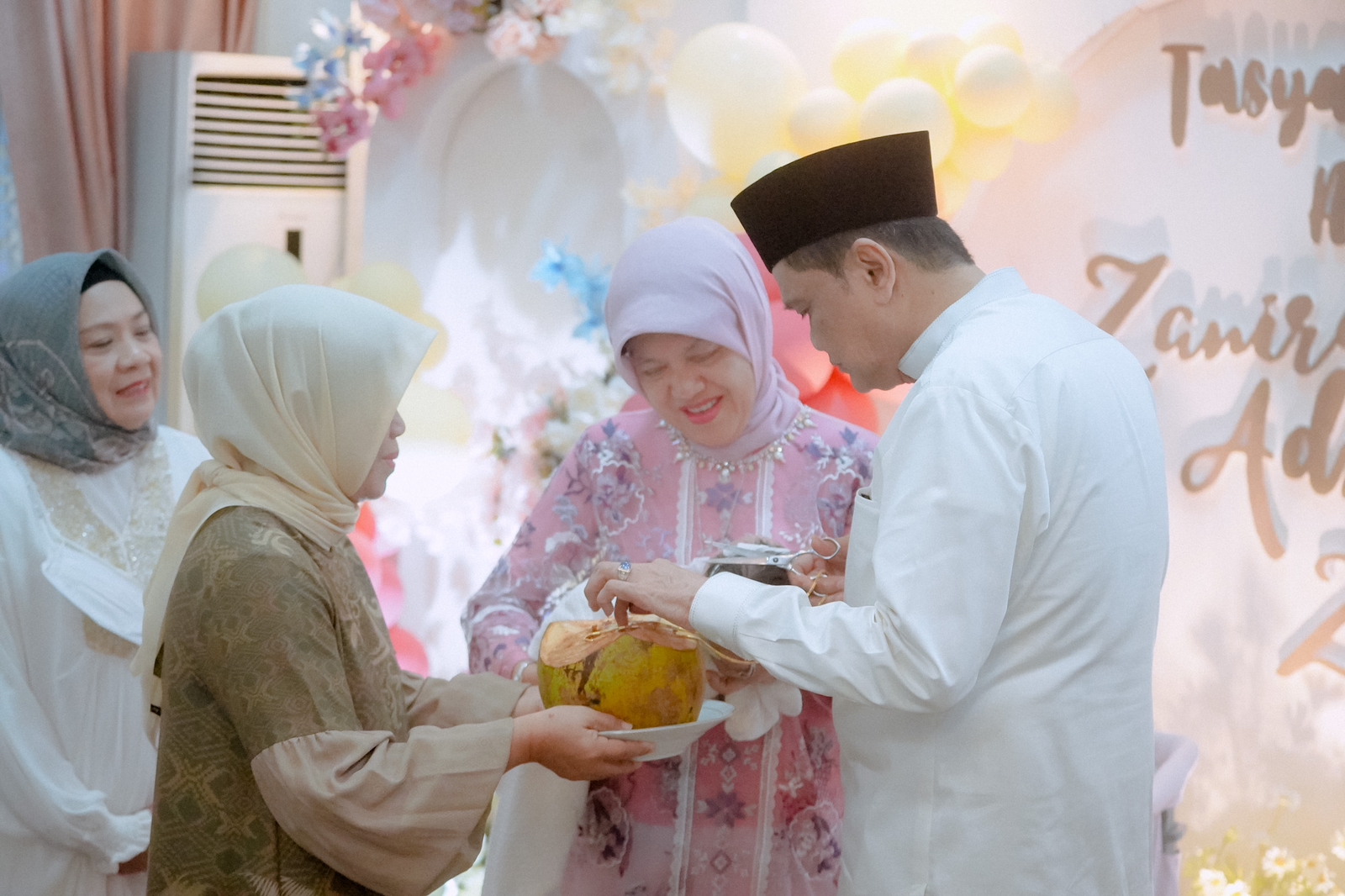 Momen Bahagia Pasangan Suardi Saleh-Hasnah Syam di Tasyakuran Cucu Keenam