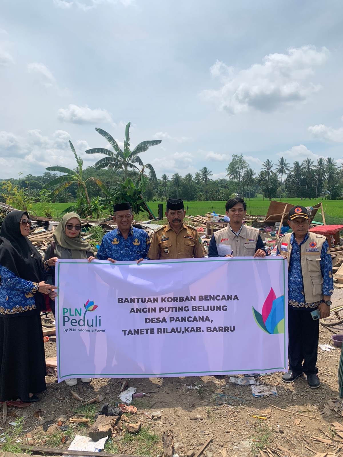 PT PLN Indonesia Power  Barru  POMU Salurkan Bantuan Bagi Korban Bencana Angin Beliung Di Desa Pancana