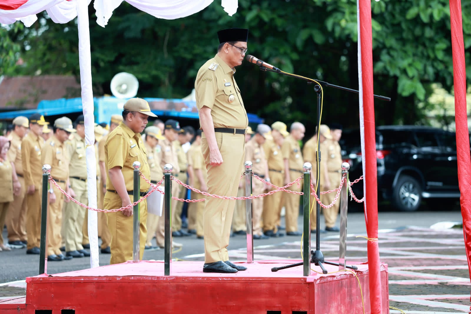 Hujan Tak Jadi Penghalang, Bupati Barru Tetap Semangat Pimpin Upacara Rutin Setiap Senin Pemda Barru