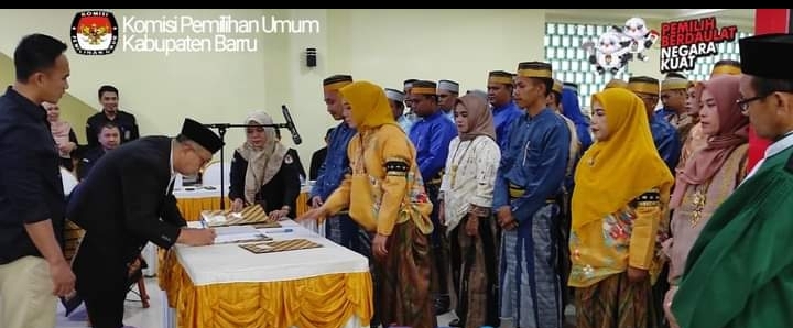 Dilantik, PPK Se-Kabupaten Barru Kompak Pakai Seragam Adat Bugis