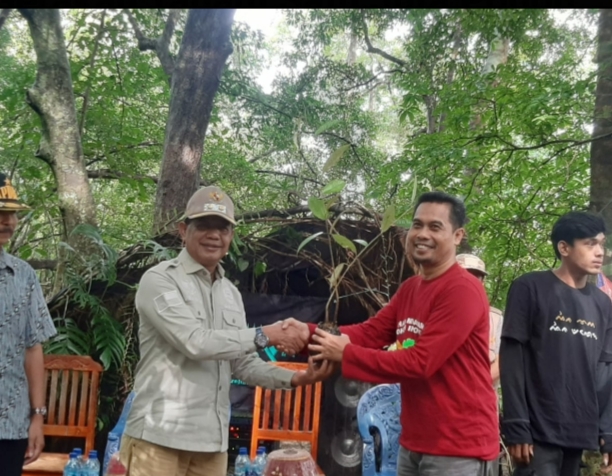 Bareng Komunitas, Wabup Barru Tanam Pohon di Desa Mattirowalie