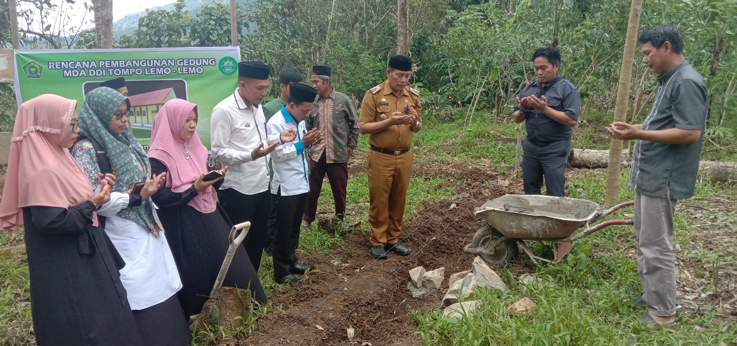 Kabag Kesra Barru Dan KUA Tanete Riaja Lakukan Peletakan Batu Pertama Pembangunan Gedung MDA DDI Tompo Lemo-Lemo