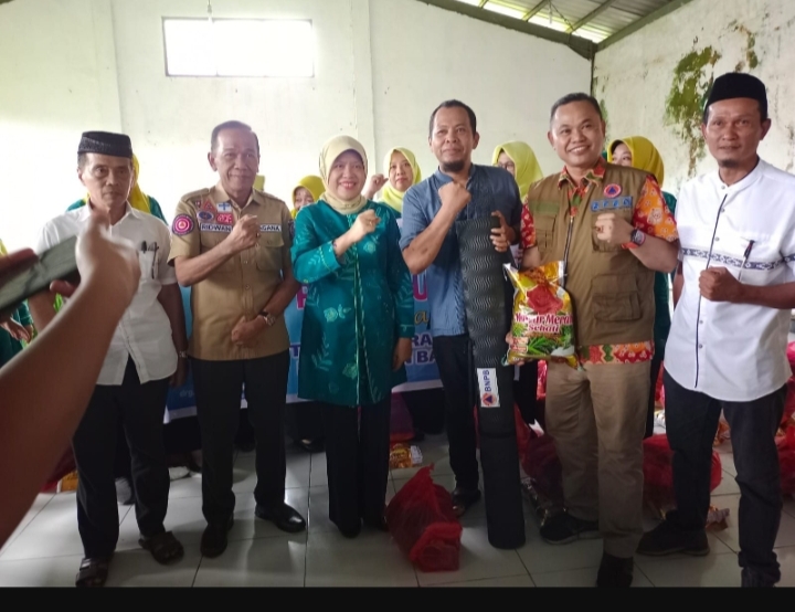 Peduli, Ketua PKK Barru Serahkan Bantuan Bencana Di Kec.Balusu Dan Mallusetasi