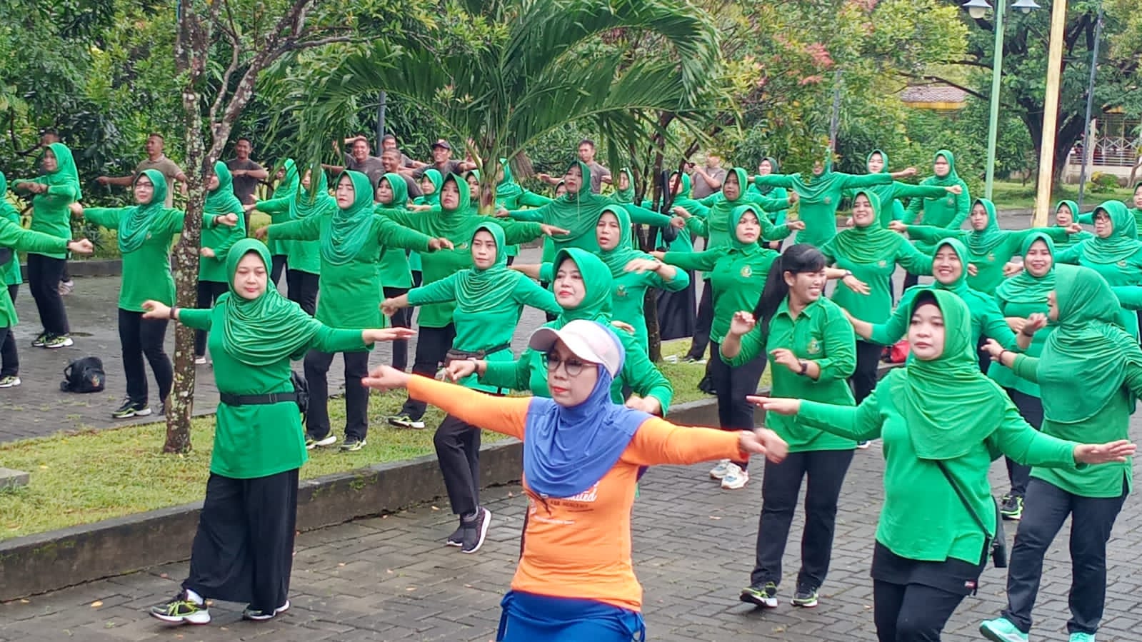 Menjaga Kebugaran Tubuh, Persit KODIM 1405/PP Dan Jajarannya Gelar Senam Bersama Di Alun Barru