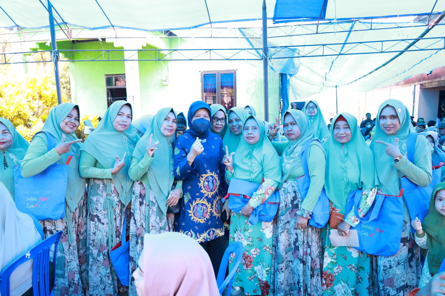 Anggota Komisi IX DPR RI Di Desa Corawali Disambut  Kelompok Pengajian Nurul Huda Dengan Sholawat Badar