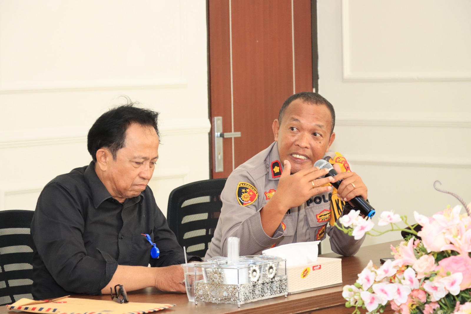 Polres Barru Turunkan Dua Pleton Kawal Demo LICTW di BPN-Notaris