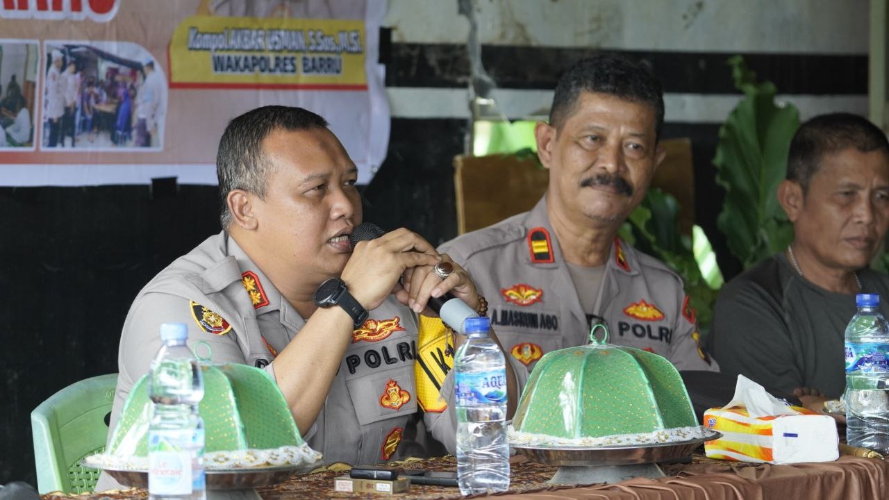 Jumat Curhat Kapolres Barru Di Tanete Rilau, Warga Adukan Balapan Liar