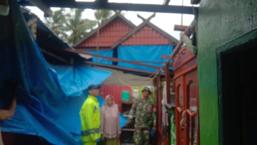 Kades Corawali dan Kamtibmas Datangi Warga Yang Terdampak Angin Kencang