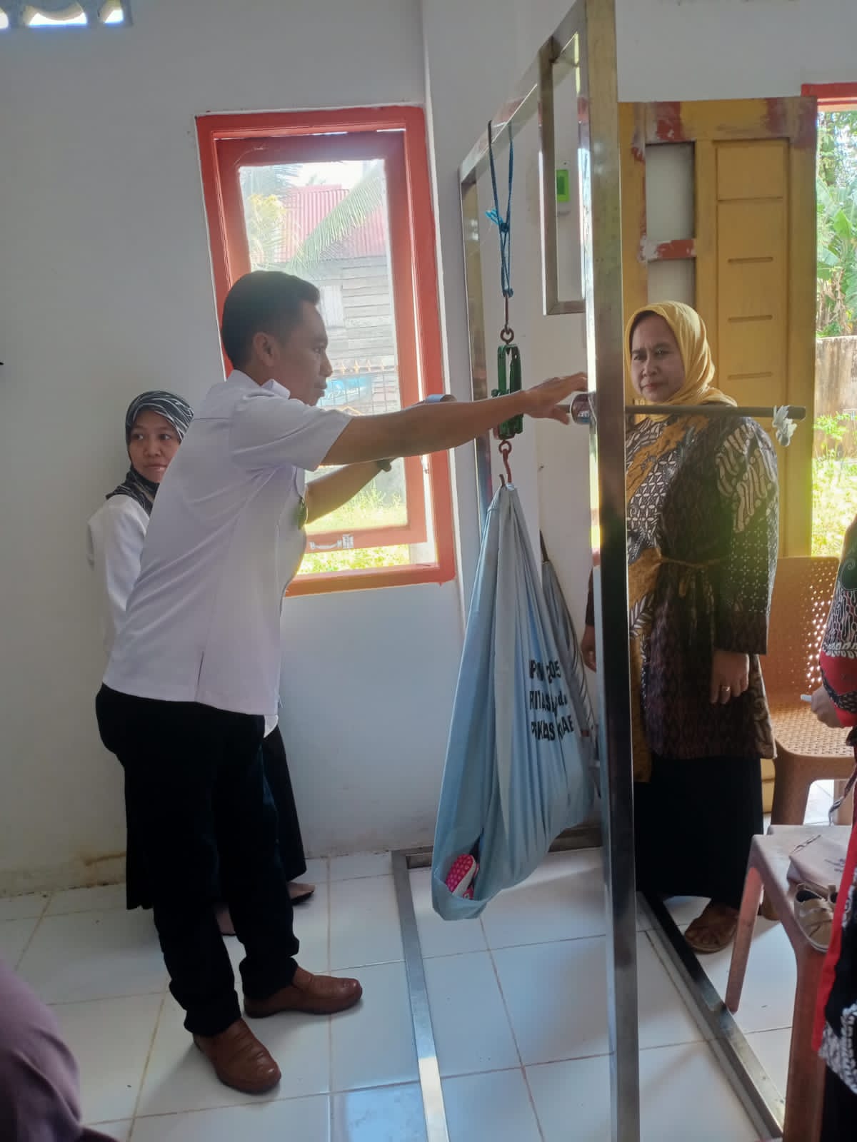 Hadiri kegiatan Posyandu, Kades  Corawali Dorong Penanganan Stunting Sejak Dini