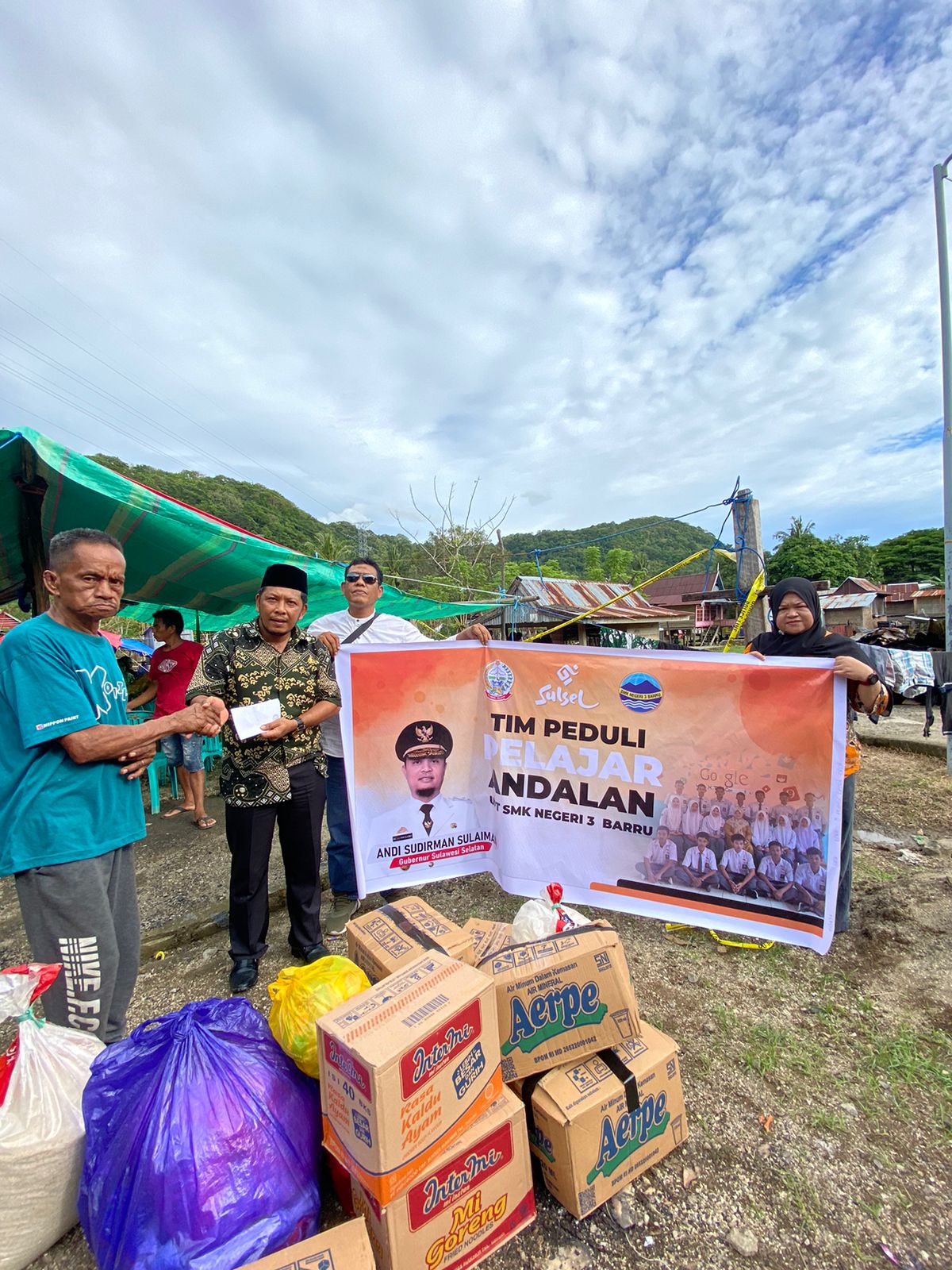 Tim Peduli Pelajar Andalan UPT SMK Negeri 3 Barru Serahkan Bantuan Kebakaran di Labuaka