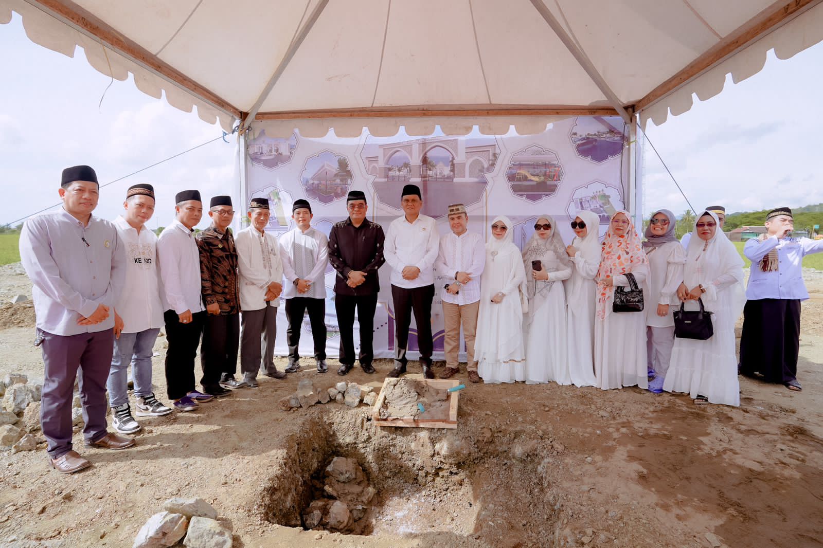Bupati Letakkan Batu Pertama Pembangunan H.Lawe -Zam Zam Centre di Gempungnge