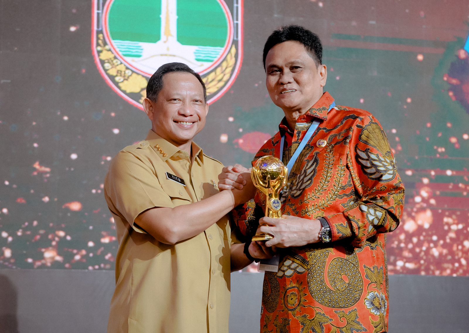 Bupati Barru Suardi Saleh Terima UHC Award