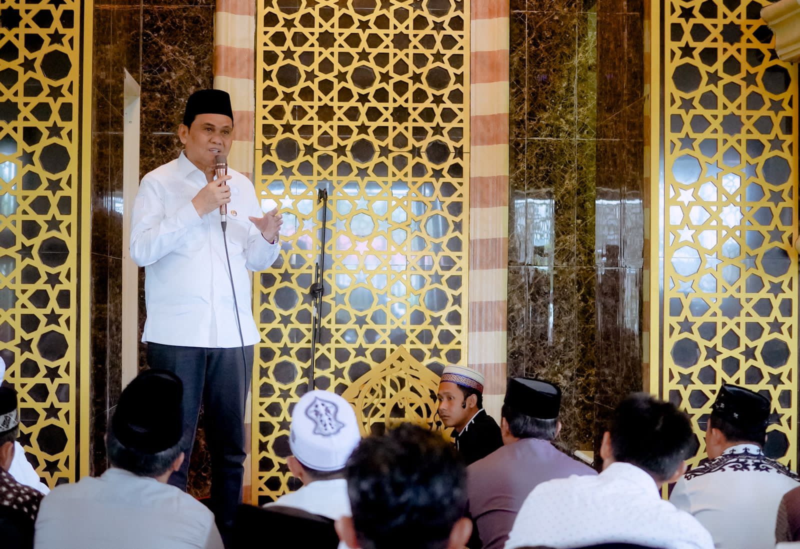 Laksanakan Safari Jumat Di Masjid Nurul Ichsan,Suardi Saleh Ajak Masyarakat Terus Tingkatkan Zakat